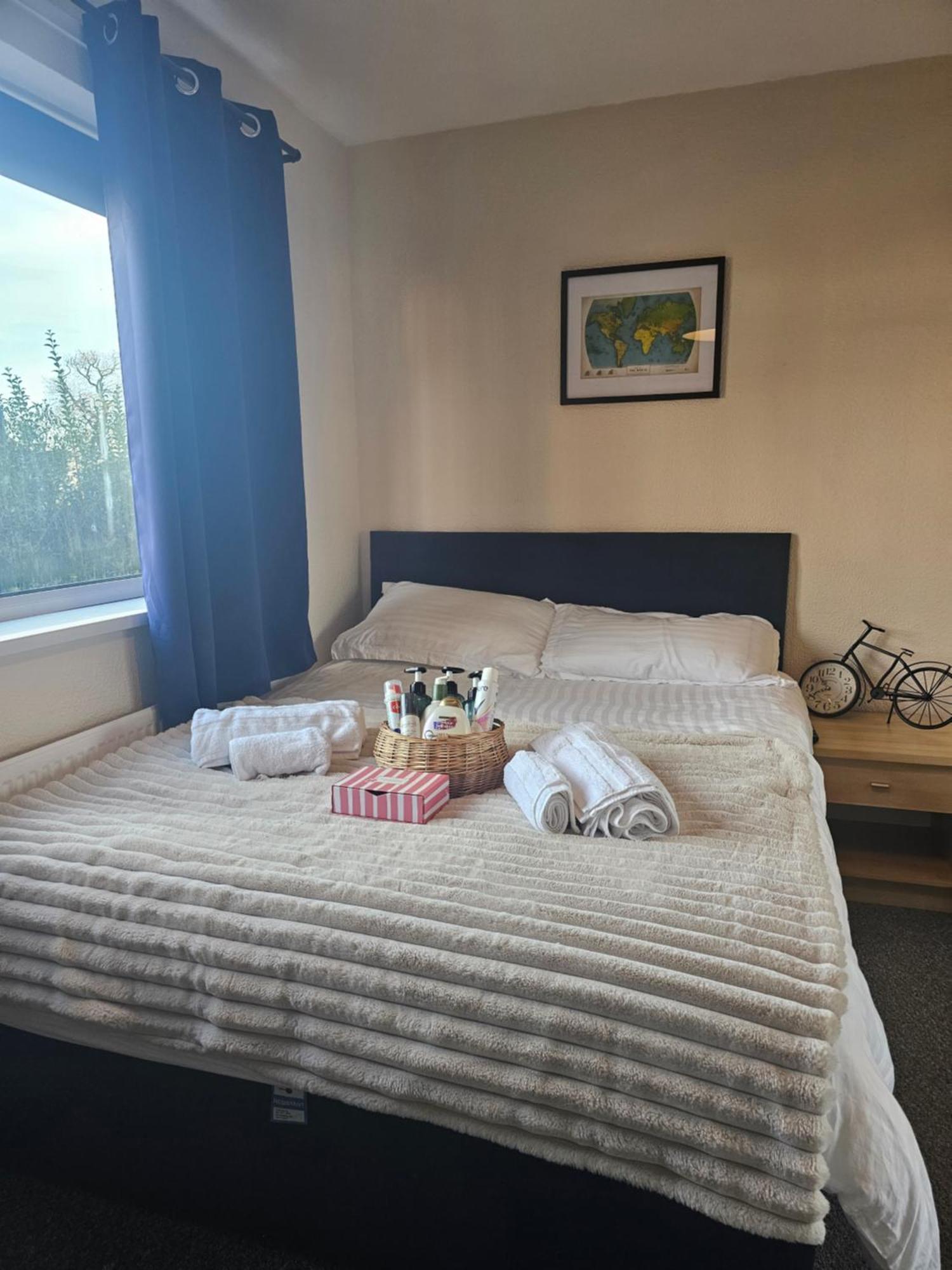 Double Bedroom Located Close To Manchester Airport Wythenshawe Eksteriør billede