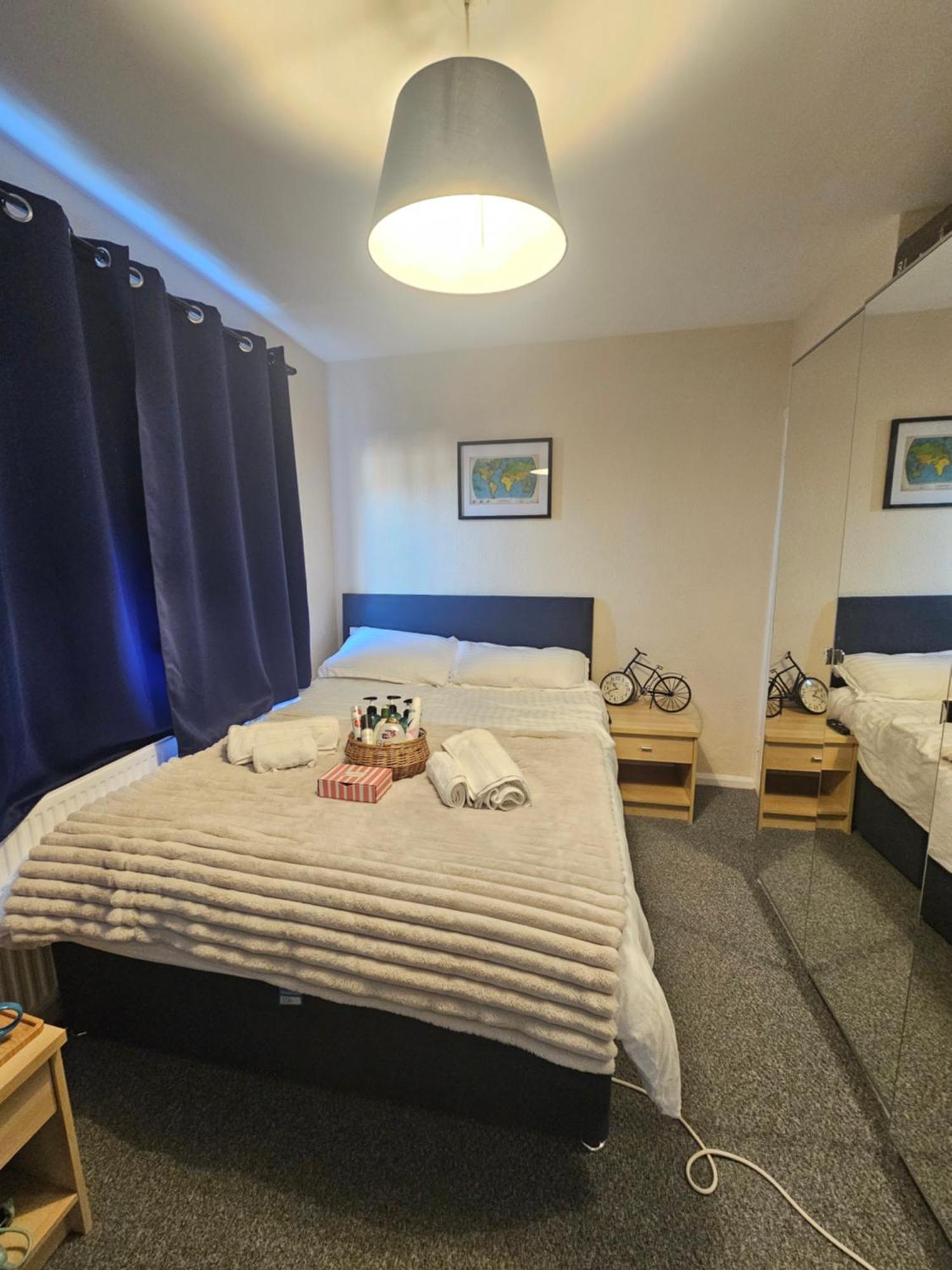 Double Bedroom Located Close To Manchester Airport Wythenshawe Eksteriør billede